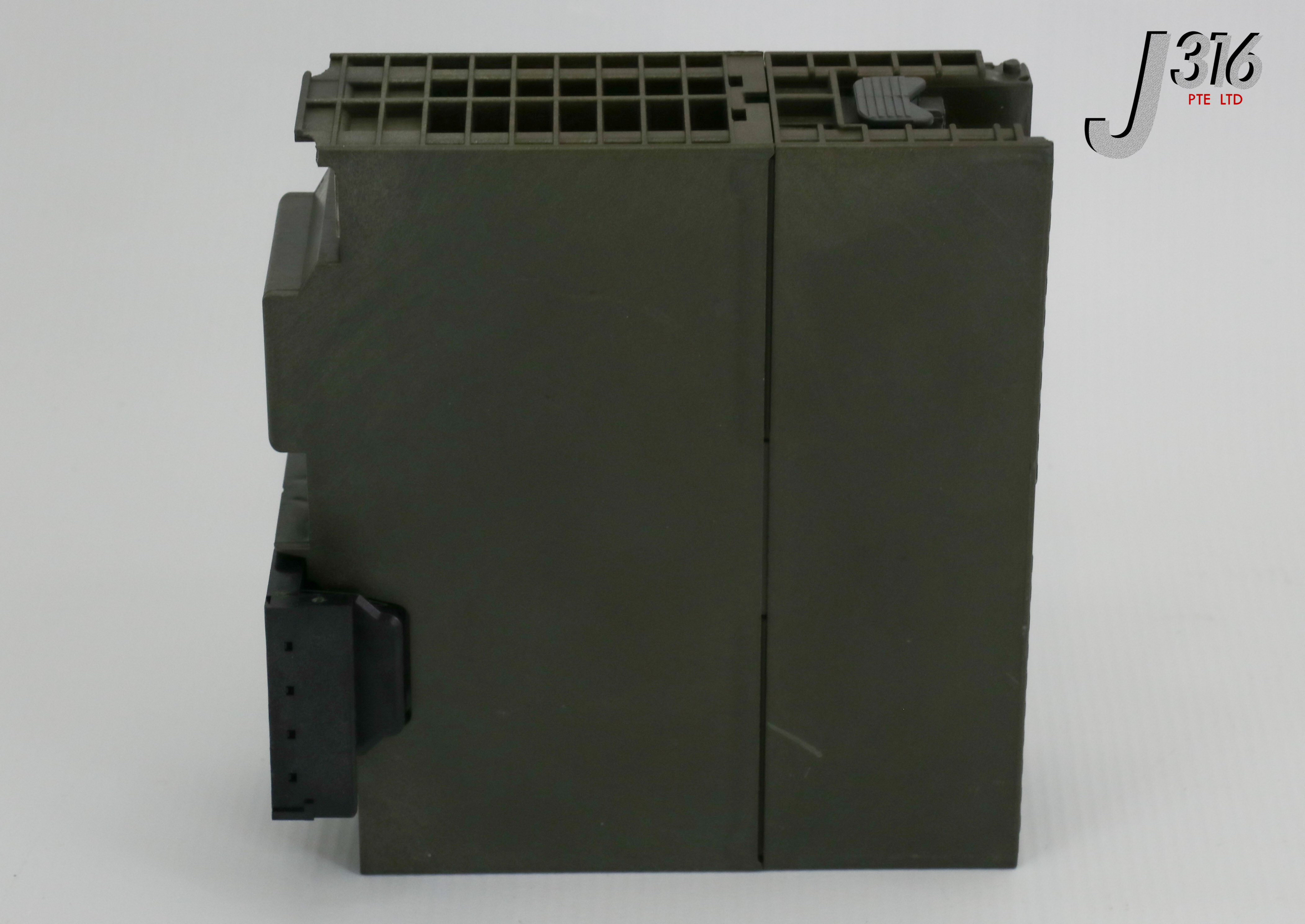 20504 SIEMENS SIMATIC S7 DIGITAL O/P MODULE 6ES7 322-1BL00-0AA0